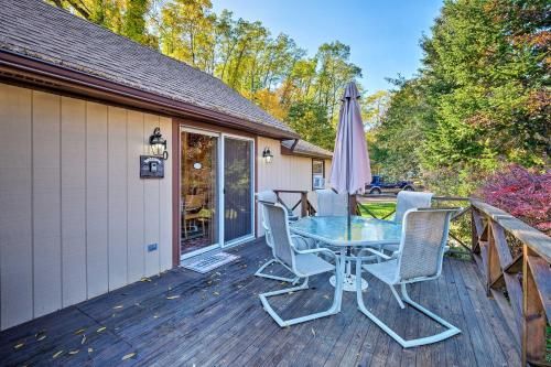 Bolton Landing Cottage with Deck - Walk to Beach!