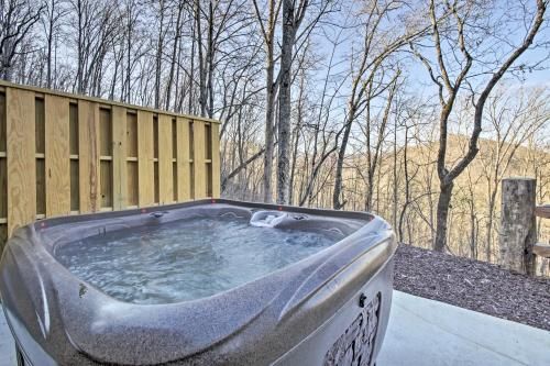 Scenic Cabin with Hot Tub - 15 Mins to Bryson City!