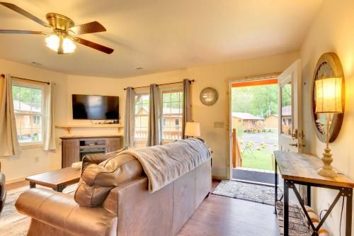 Cozy Cabin on Tuckasegee River - Near Tsali!