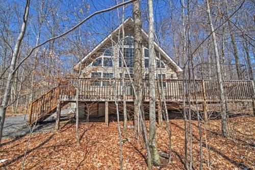 Family Home with Spacious Deck in Arrowhead Lake!