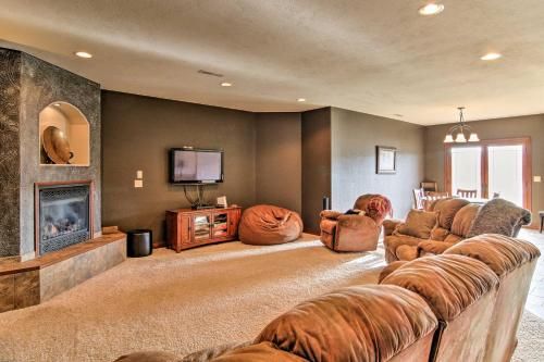 Great 5BR Deadwood Area Home with Hot Tub and Game Room