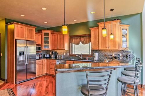Great 5BR Deadwood Area Home with Hot Tub and Game Room