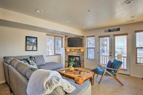Eden Condo with Balcony, Fireplace and Mtn Views!