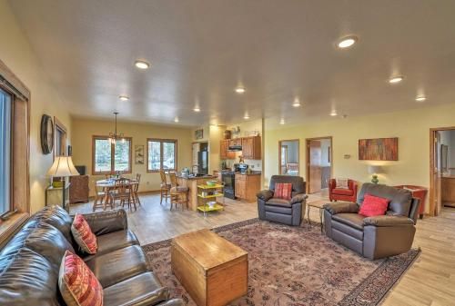 Large Ten Sleep Home on Main St, 10 Mins to Canyon