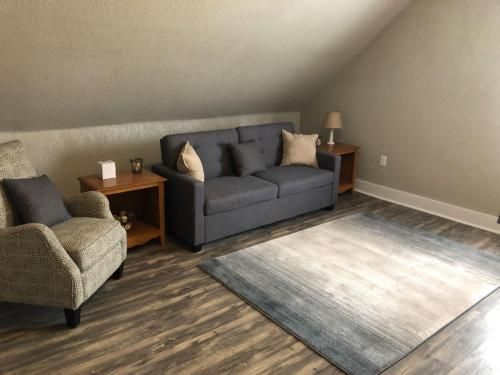 Spacious Downtown Market St Apt Steps to Honeywell & Eagles Theatre