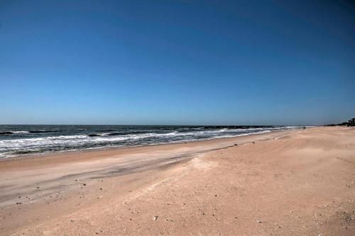 Oceanfront Topsail Beach Retreat - Steps to Shore!