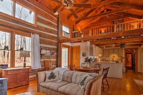 Cumberland Mtn Cabin with Grill and Stunning Views!