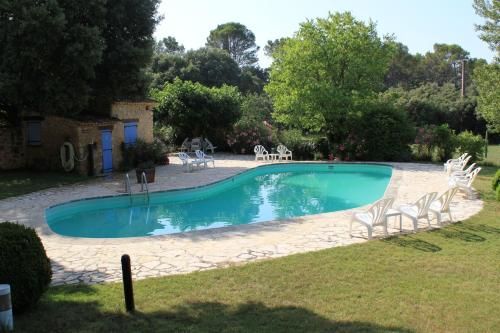 Les Messugues Mas in Provence with shared pool nature calm space