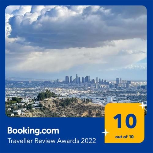 JETLINER VIEWS IN THE HOLLYWOOD HILLs