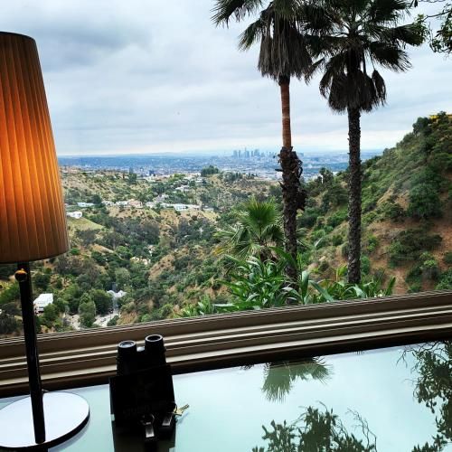 JETLINER VIEWS IN THE HOLLYWOOD HILLs