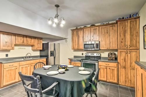 Raccoon River Retreat Indoor Pool and Outdoor Fun!
