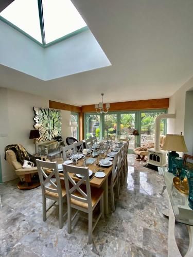 Forest Drove Cottage · Idyllic New Forest 6 Bedroom Thatched Cottage
