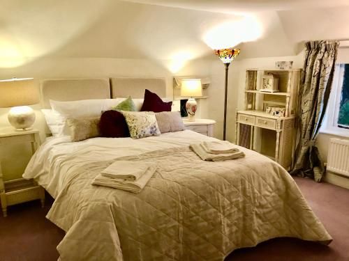 Forest Drove Cottage · Idyllic New Forest 6 Bedroom Thatched Cottage
