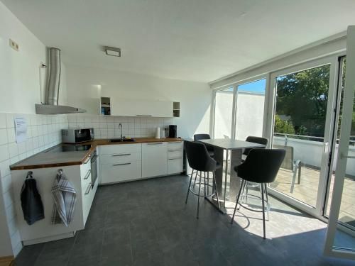 Wohnung mit 2 Einzelzimmer gemeinsamer Küchen/Bad/Balkon-Nutzung