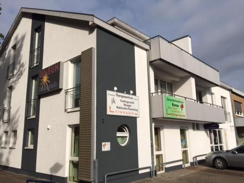 Wohnung mit 2 Einzelzimmer gemeinsamer Küchen/Bad/Balkon-Nutzung