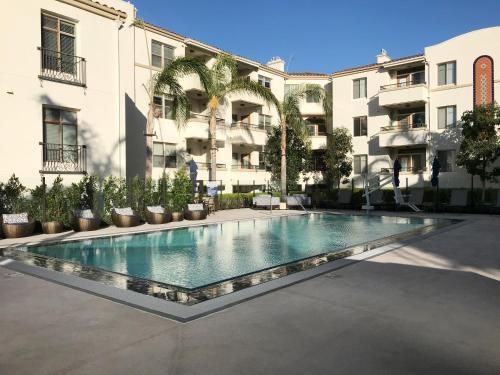 "PERFECT Apt near UCLA" POOL & GYM OPEN w Parking B3