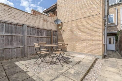STYLISH APARTMENT 5 MIN WALK TO CASTLE & PARKING!