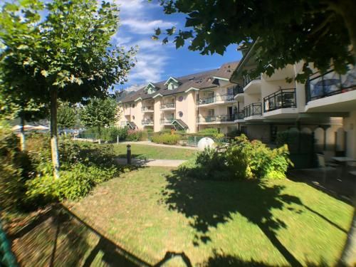 Rare : au bord du lac d’Annecy, cosy appartement en rez de jardin avec terrasse privative
