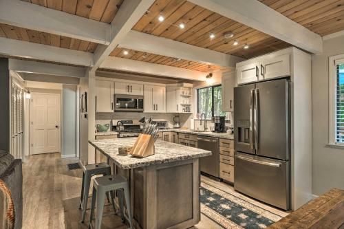 Woodsy Blue Lake Springs Cabin with Large Deck!