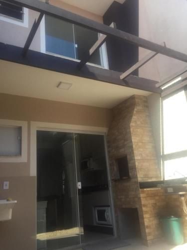 Casa Enseada próximo ao mar e comércios com 2 ar split