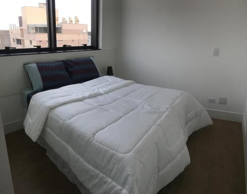 609-Apartamento Decorado Encantador, mobiliado, amplo com 1 vaga de garagem, excelente localização no Rebouças