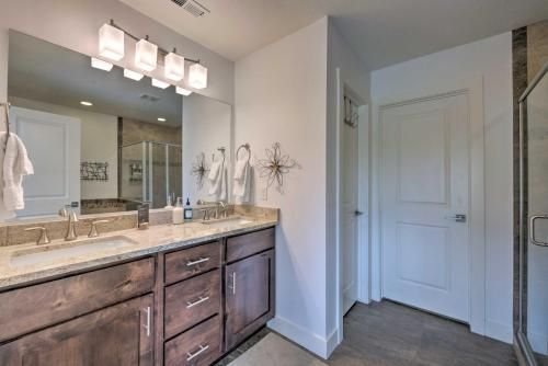Modern Huntsville Resort Retreat with Hot Tub!