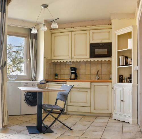 Situation exceptionnelle pour ce cosy studio avec terrasse SUR LAC, dans résidence avec PLAGE et ponton PRIVEE