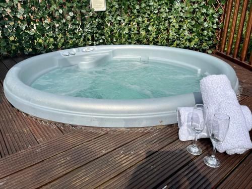 Buttercup With Hot Tub