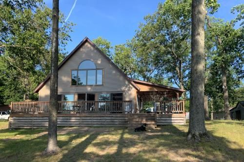 Peaceful Cottage on Long Lake with Deck and Dock!