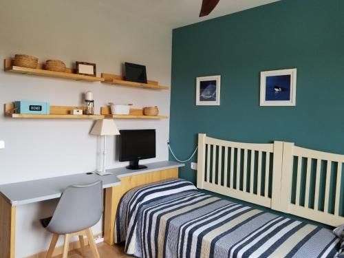 Attic apartment in Vera Beach with wifi and air-conditioning