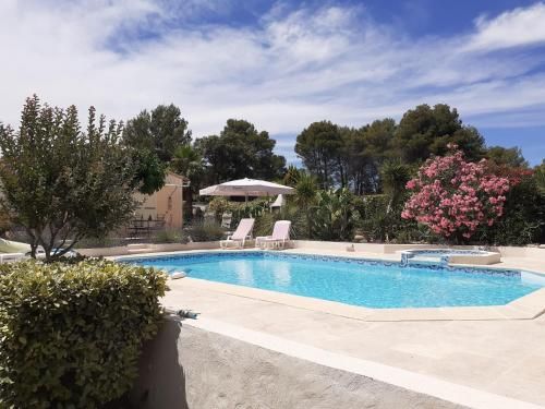 Gîte provençal indépendant avec piscine chauffée : LE SUY BIEN