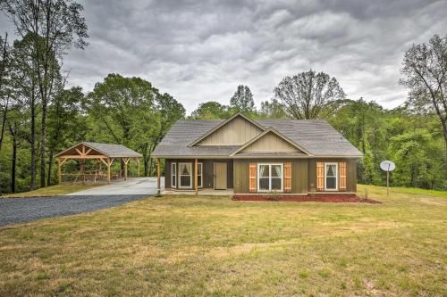 Creekside Cabin with Forest Views in Tallassee!