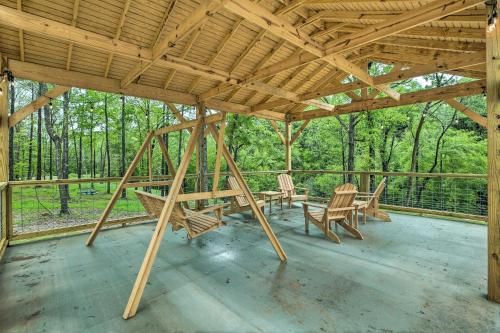 Creekside Cabin with Forest Views in Tallassee!