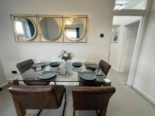 Town Centre Entire Property, Very Close to Sea & Restaurants, 2 King Size Beds
