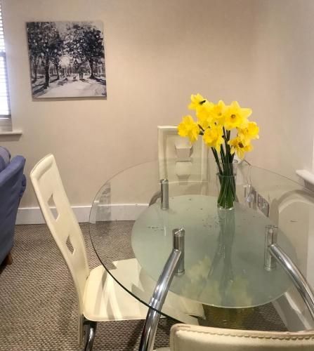 Central 2 Bed, 2 Bathrooms, Ground Floor Apartment with Parking