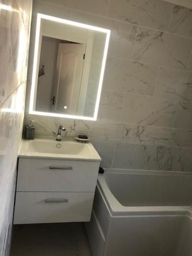 Beautiful Large ROOM in London Flat