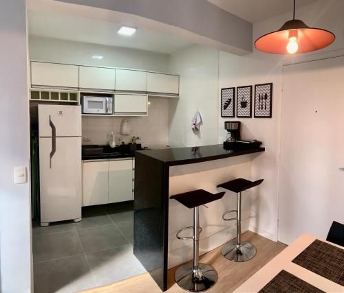 505 - Apartamento Lindo, amplo e decorado, mobiliario moderno, cozinha completa com utensílios , Excelente vista da cidade e localização privelegiada no bairro Bigorrilho proxímo de shopping e parques