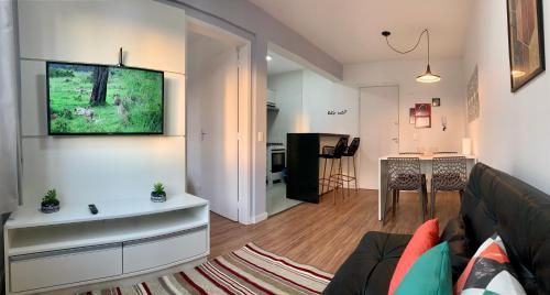 707- Apartamento Encantador, amplo e decorado, quarto, sala, cozinha, mobiliario moderno, cozinha completa com utensílios , Excelente vista da cidade e localização privelegiada no bairro Bigorrilho