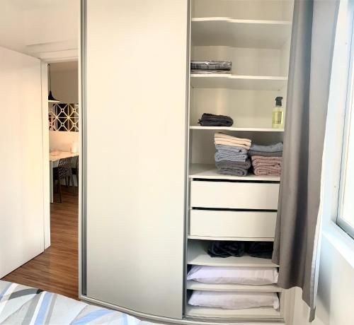 707- Apartamento Encantador, amplo e decorado, quarto, sala, cozinha, mobiliario moderno, cozinha completa com utensílios , Excelente vista da cidade e localização privelegiada no bairro Bigorrilho