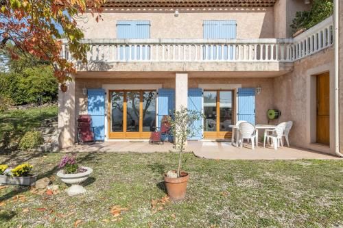 Quiet large 3-bedroom apartment with terrace, garden & incredible Mountain view