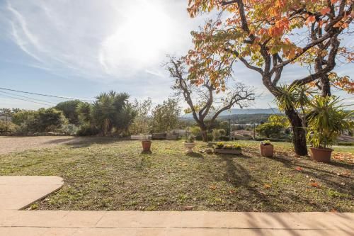 Quiet large 3-bedroom apartment with terrace, garden & incredible Mountain view