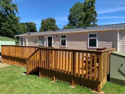 Beautiful 2 bed caravan with riverside walks