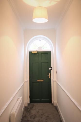 City Centre Townhouse apartment with secluded shared Terrace