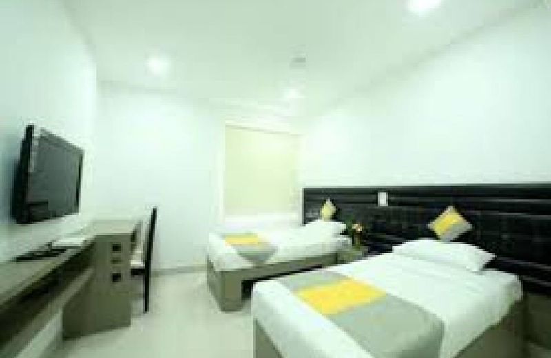 Cosy Room With Private Bath And Work Desk