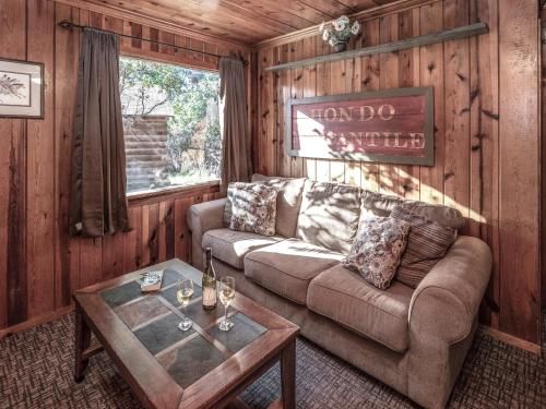 Destiny Cabin, 2 Bedrooms, Fireplace, Midtown, Sleeps 7