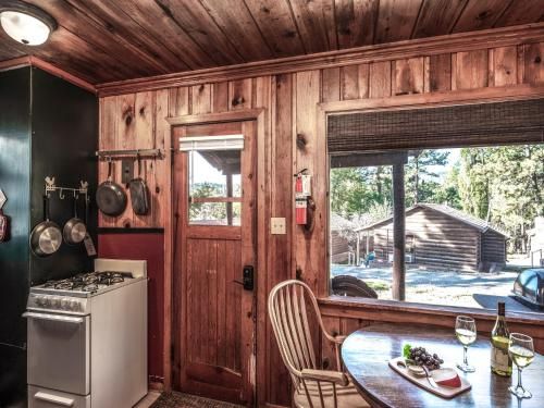 Apache Village 6, King Studio with Sleeper Sofa, Sleeps 3