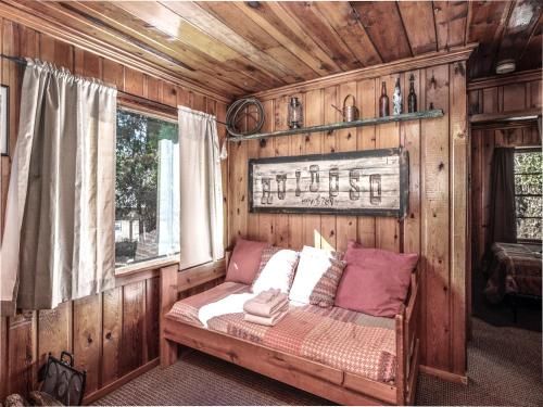 Perfect Cabin, 2 Bedrooms, Fireplace, Midtown, Sleeps 5