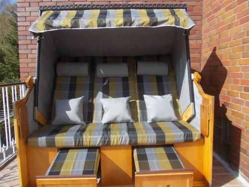 Ferienwohnung-Leuchtturm-Rosina-Kinderspieloase-Balkon-mit-Strandkorb-Garten-Fahrraeder-WLAN