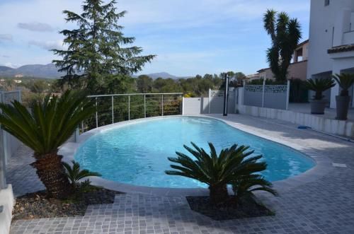 Belle maison avec piscine dans les hauteurs