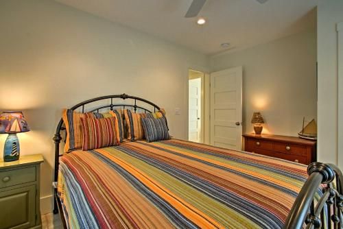 Boothbay Harbor Beach House by Park and Restaurants!
